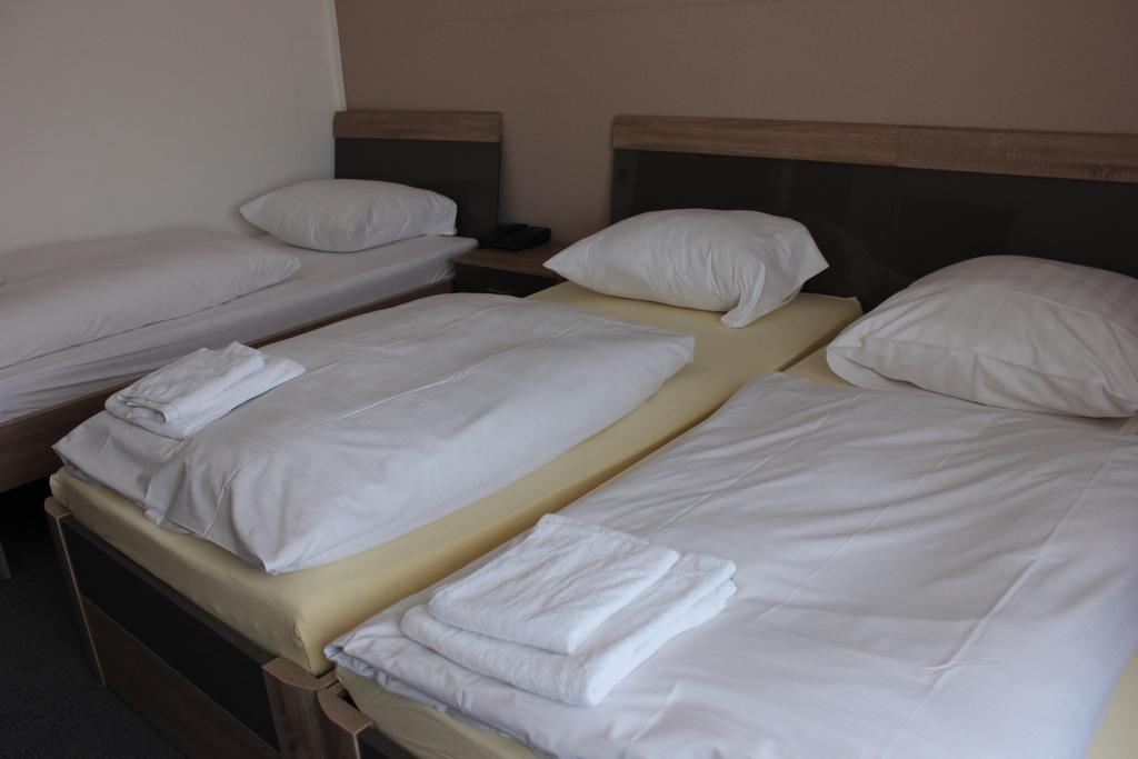 Airport-Hotel Zum Taubengrund เคลช์เตอร์บัค ภายนอก รูปภาพ