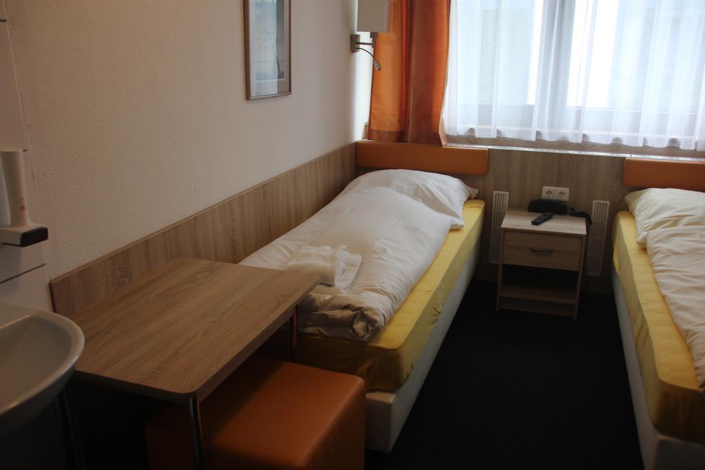 Airport-Hotel Zum Taubengrund เคลช์เตอร์บัค ภายนอก รูปภาพ
