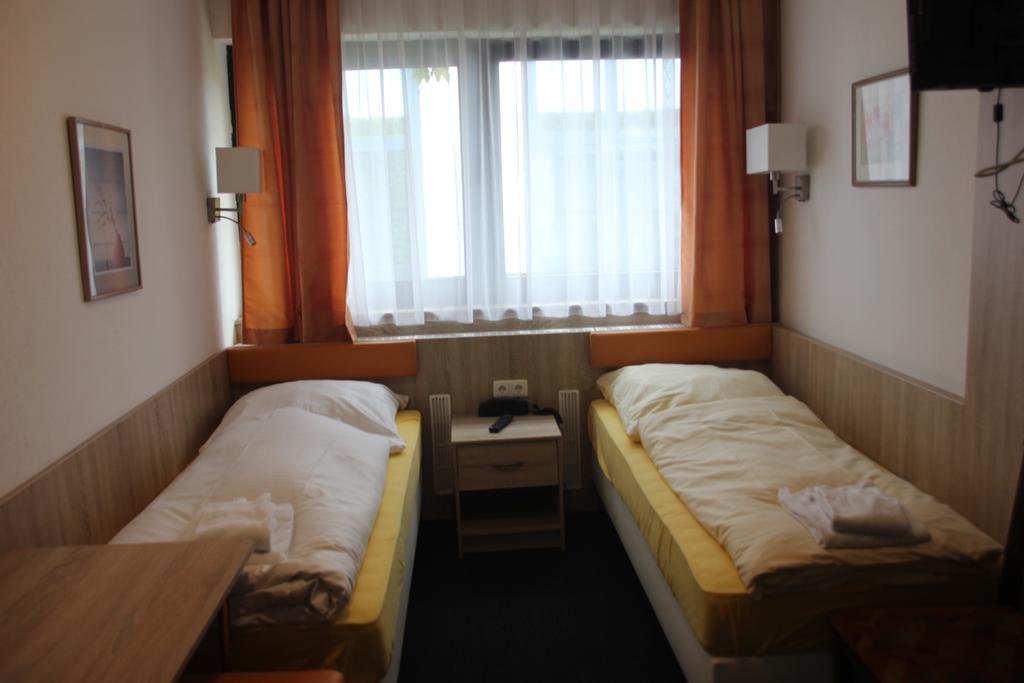 Airport-Hotel Zum Taubengrund เคลช์เตอร์บัค ภายนอก รูปภาพ