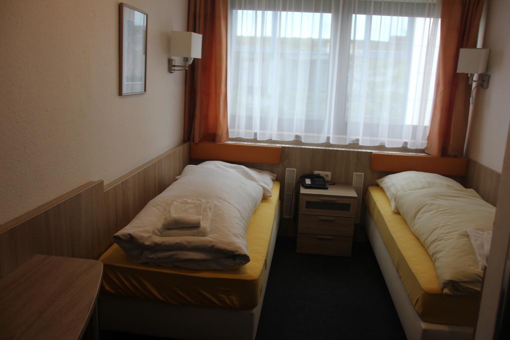 Airport-Hotel Zum Taubengrund เคลช์เตอร์บัค ภายนอก รูปภาพ