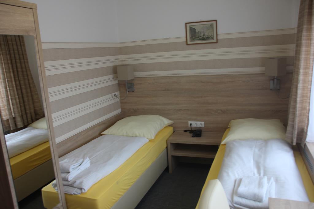 Airport-Hotel Zum Taubengrund เคลช์เตอร์บัค ภายนอก รูปภาพ