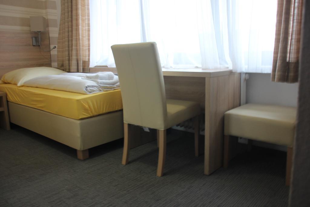 Airport-Hotel Zum Taubengrund เคลช์เตอร์บัค ภายนอก รูปภาพ