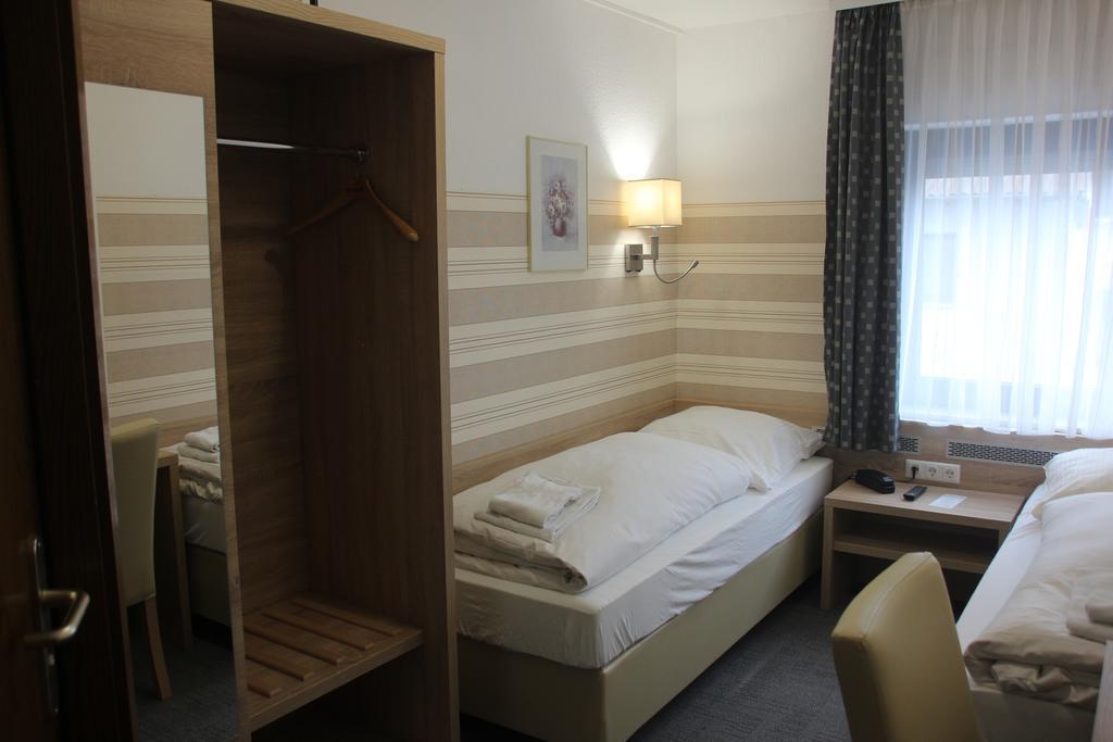 Airport-Hotel Zum Taubengrund เคลช์เตอร์บัค ภายนอก รูปภาพ