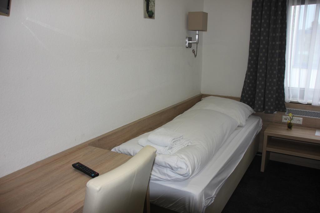 Airport-Hotel Zum Taubengrund เคลช์เตอร์บัค ภายนอก รูปภาพ