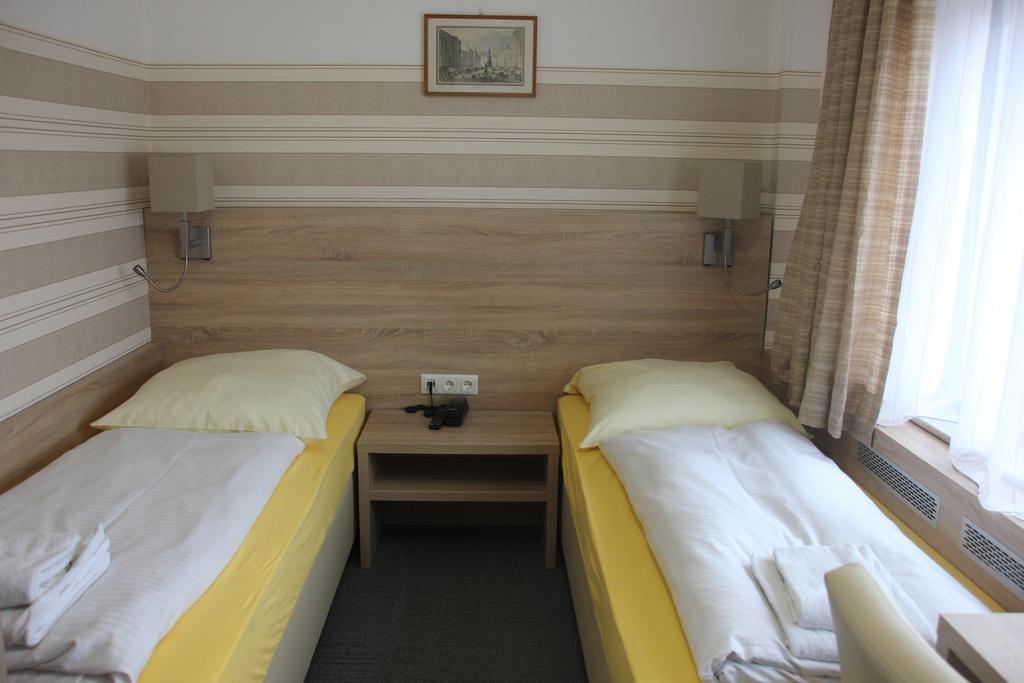 Airport-Hotel Zum Taubengrund เคลช์เตอร์บัค ภายนอก รูปภาพ